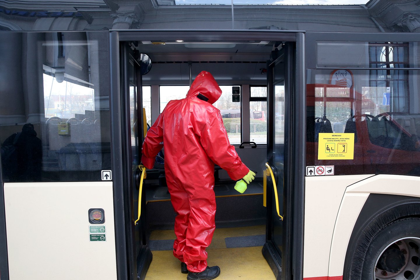 Siekiant užkirsti kelią koroaviruso plitimui autobusai ir troleibusai dezinfekuojami.<br>R.Danisevičiaus nuotr.