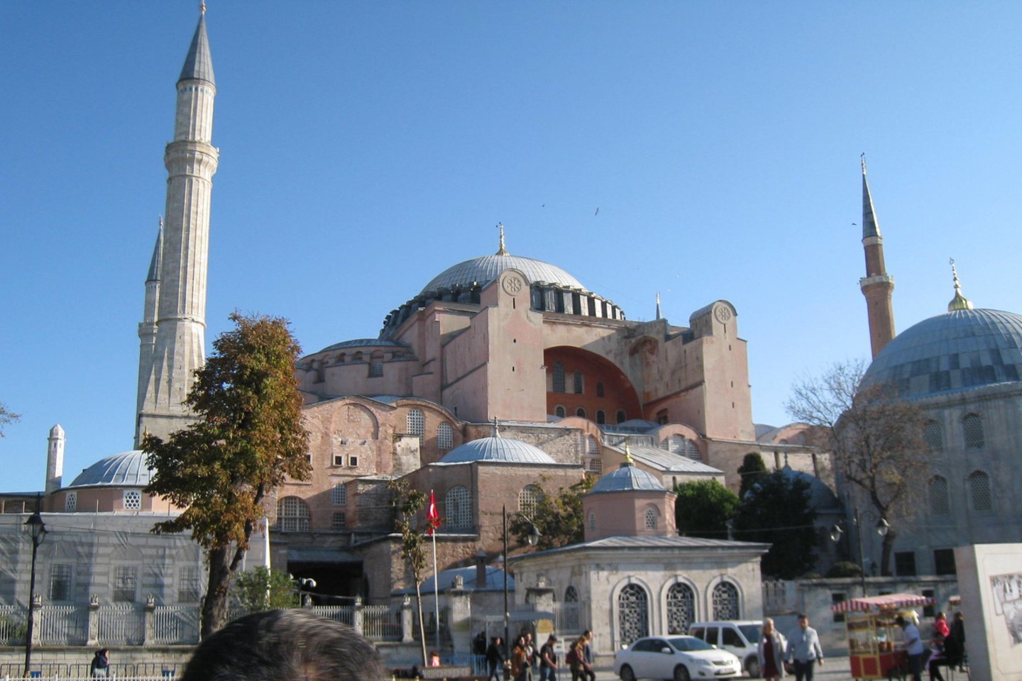 Liepos 24-ąją visam pasauliui žinomoje Dievo Šventosios Išminties katedroje Stambule įvyko pirmasis penktadienio namazas – musulmonų religinės apeigos.<br> M.Augulytės nuotr.