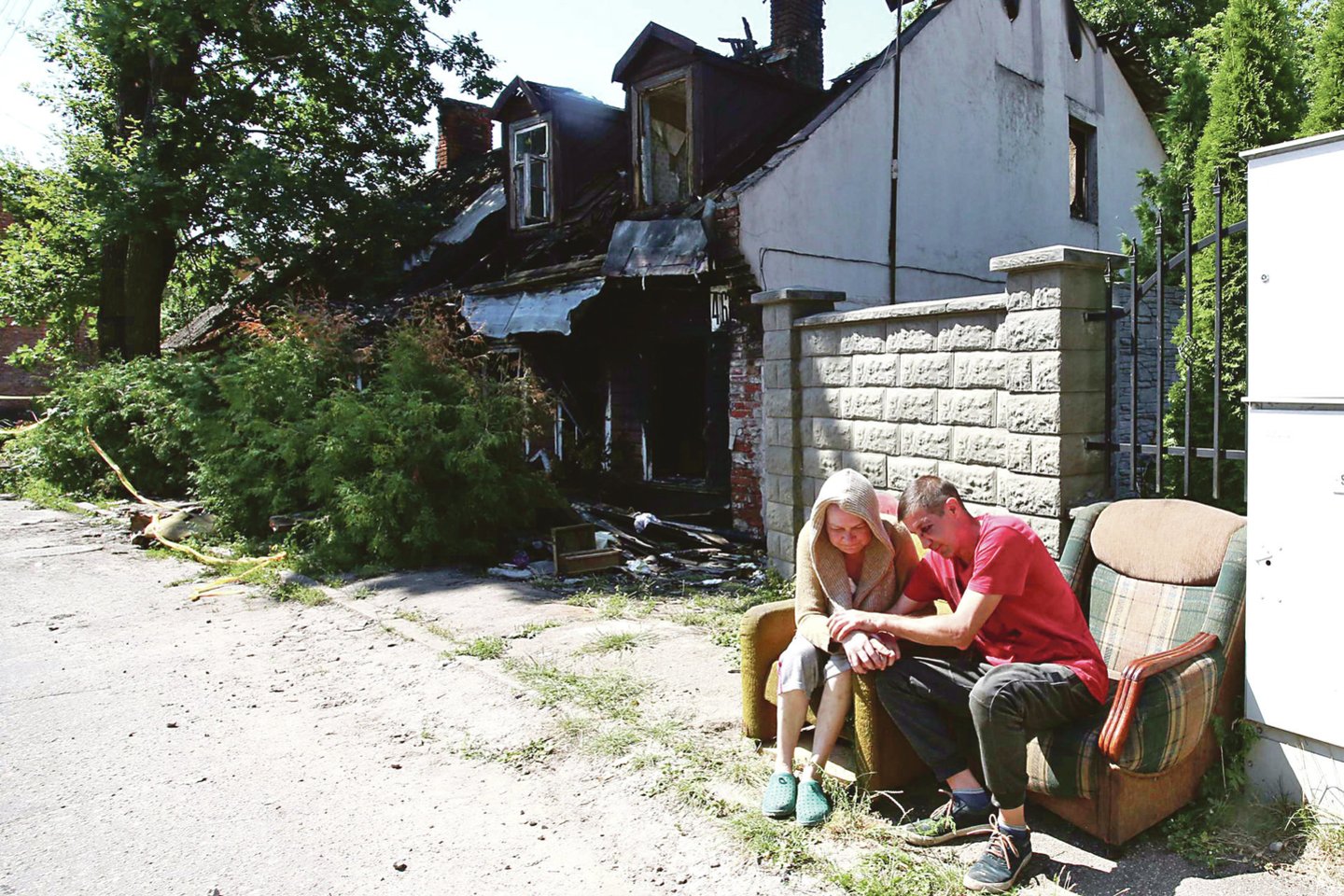Sudegus Sodų gatvės 46-ajam namui jo gyventojai J.E.Muraškaitė ir M.Žicharevas gyvena kieme šalia nuodėgulių ir naudojasi kaimynų dovanotais daiktais.<br>M.Patašiaus nuotr.