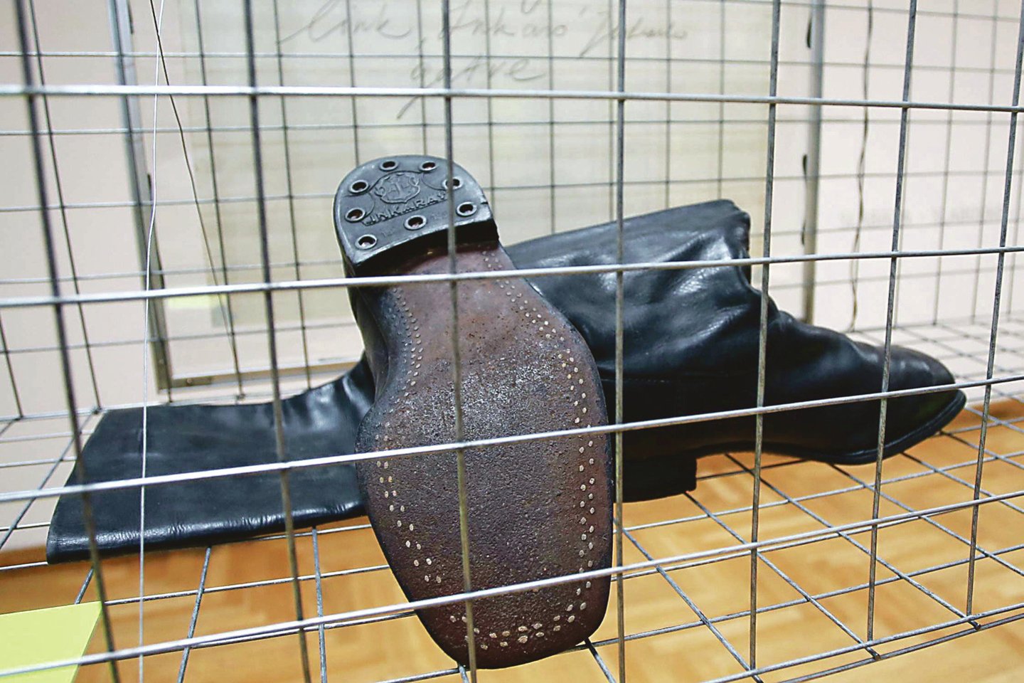 Tarpukariu odiniai batai būdavo pakalami firminėmis detalėmis.<br>M.Patašiaus nuotr.