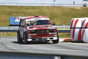 Kauniečio „Lada“ lenktynėse nustebino labiau negu „Porsche“ –  patobulinimus sukonstruoja pats