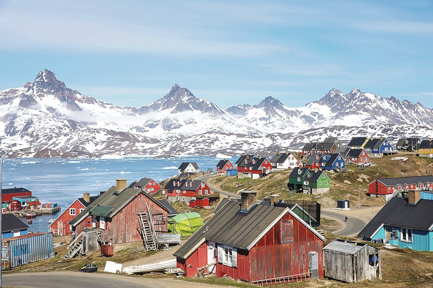 Vasara Grenlandijoje – šviesi, niekada nebūna tamsu ar apsiblausę. Saulė, užuot nusileidusi, prieš horizontą naujai įgauna pagreitį ir vėl pakyla.<br>„Reuters“/„Scanpix“ nuotr.
