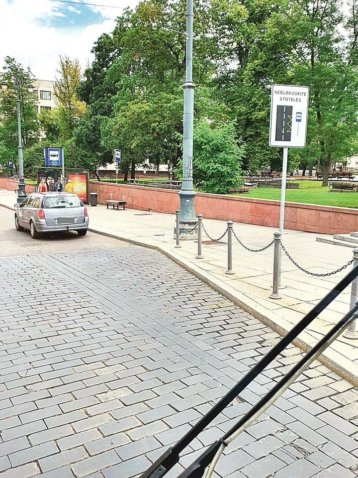 Pažeidimai sostinės gatvėse, – Vilniaus g.<br>„Vilniaus viešasis transportas“ vairuotojų nuotr.