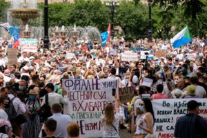 Rusijoje tūkstančiai demonstrantų vėl išėjo palaikyti atstatydinto gubernatoriaus