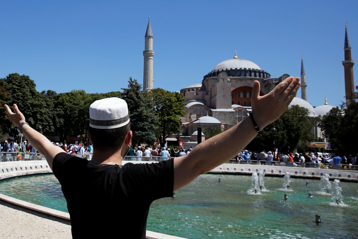​Turkija šeštadienį pasmerkė Graikijos pareiškimus, kritikuojančius sprendimą vėl paversti mečete Stambule esantį Švč. Išminties soborą (Hagia Sophia) ir penktadienį jame įvykusias pirmąsias per pastaruosius 86 metus musulmonų pamaldas.<br>Reuters/Scanpix nuotr.