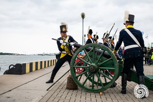 Jūros šventės fiesta įsibėgėja – koronavirusas baidomas patrankų salvėmis iš kranto ir laivų