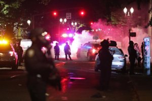 Malšindami riaušes JAV teisėsaugininkai panaudojo ašarines dujas