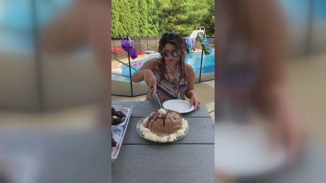 Juoką kelianti draugų staigmena: gimtadienį švenčiančiai draugei paruošė ypatingą tortą