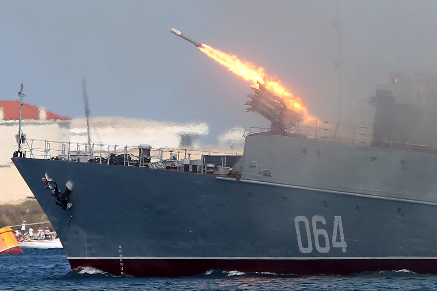 Laivyno parade apsilankęs V. Putinas pažadėjo naujų laivų Rusijos kariniam jūrų laivynui.  Laivyno parade apsilankęs V. Putinas pažadėjo naujų laivų Rusijos kariniam jūrų laivynui.<br> TASS/Scanpix nuotr.