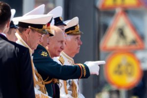 Laivyno parade apsilankęs V. Putinas pažadėjo naujų laivų Rusijos kariniam jūrų laivynui