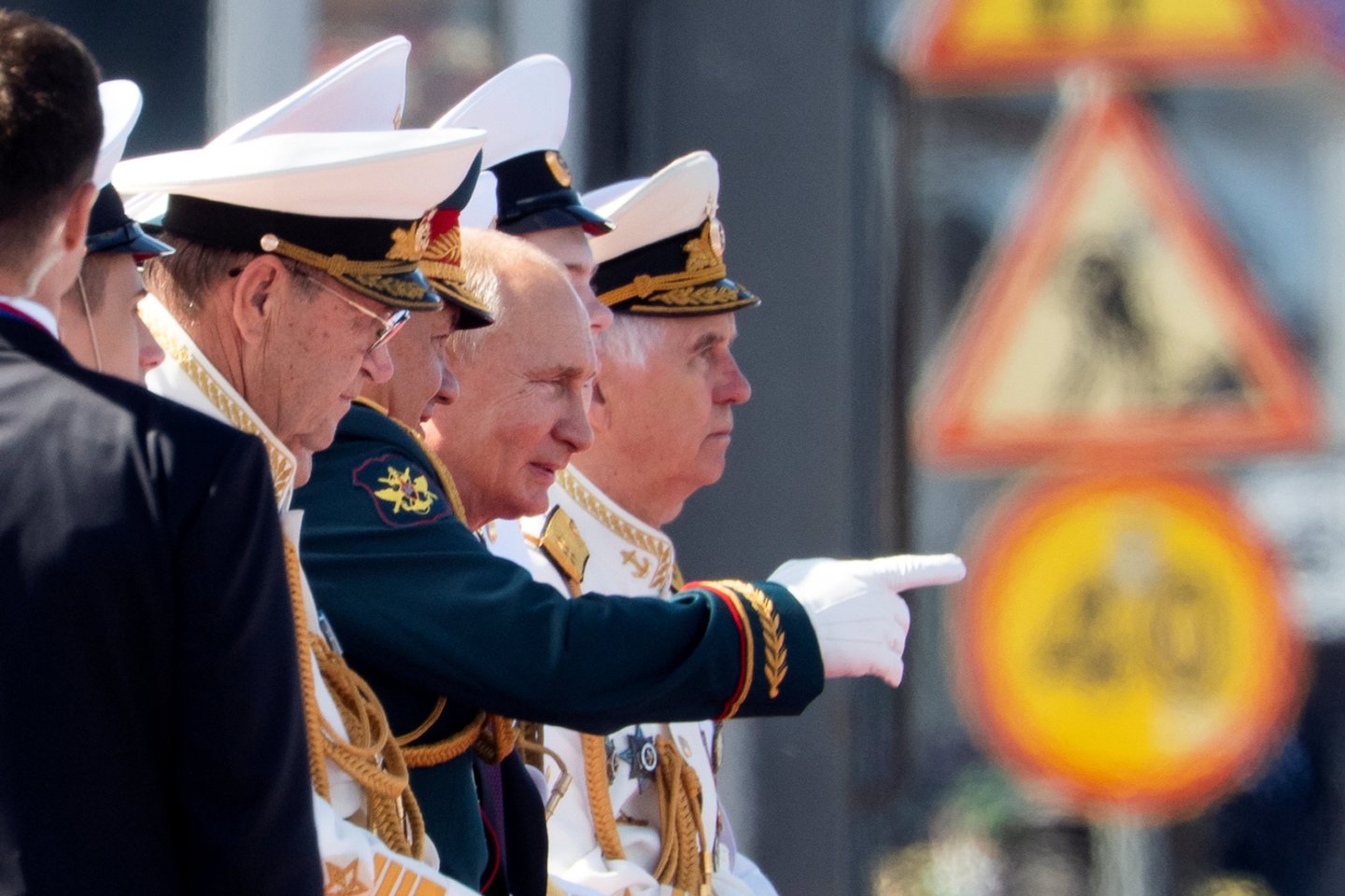 Laivyno parade apsilankęs V. Putinas pažadėjo naujų laivų Rusijos kariniam jūrų laivynui.  Laivyno parade apsilankęs V. Putinas pažadėjo naujų laivų Rusijos kariniam jūrų laivynui.<br> Reuters/Scanpix nuotr.