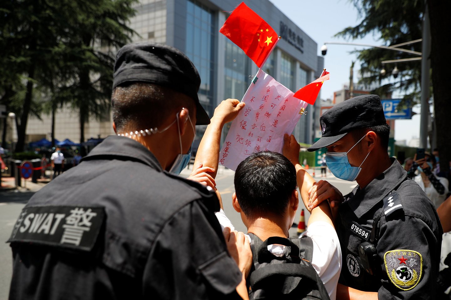 ​Jungtinių Valstijų konsulate Kinijos pietvakariniame Čengdu mieste pirmadienį nuleista Amerikos vėliava, Pekinui prieš kelias dienas nurodžius jį uždaryti, reaguojant į Kinijos konsulinės įstaigos Hjustone uždarymą.<br>Reuters/Scanpix nuotr.