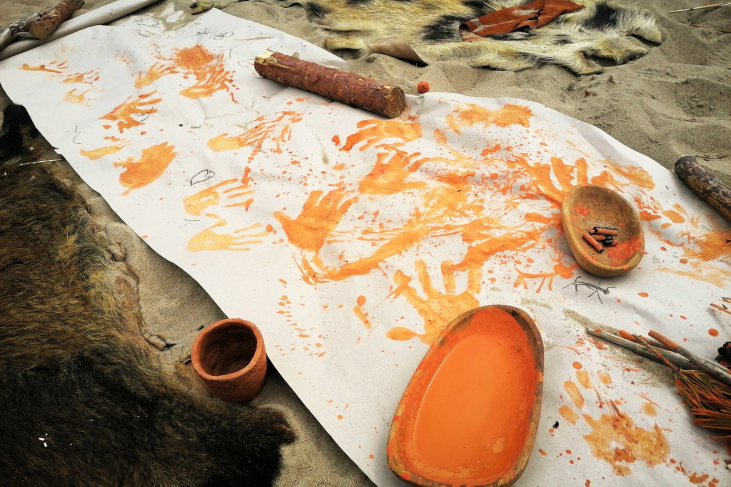 Palangos paplūdimyje įrengtoje archeologinėje perkasoje mažieji galės išbandyti archeologo darbą ir pasijausti tarsi akmens amžiuje.<br> LNM nuotr.