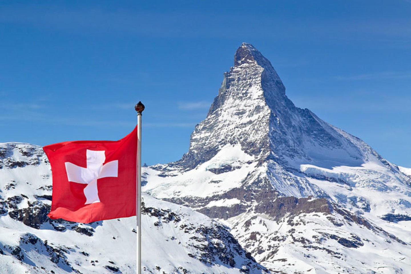1291 m. prie Liucernos ežero susikūrusių Uri, Švico ir Untervaldeno teritorijų bendruomenės, vadinamieji laisvųjų valstiečių kantonai, sudarė viešajai tvarkai palaikyti būtiną sąjungą. Ši data laikoma Šveicarijos konfederacijos pradžia, o pasirašyta Amžinosios sąjungos sutartis – Šveicarijos nepriklausomybės aktu. Nuo 1891 m. rugpjūčio 1-oji Šveicarijoje yra valstybinė šventė.<br>123rf nuotr.