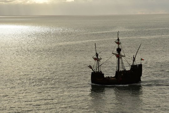 1492 m. Kristupas Kolumbas laivu „Santa Maria“ iš Paloso uosto Kastilijoje (Ispanija) leidosi į pirmąją kelionę, kurios metu pasiekė Ameriką. Ekspedicijoje iš viso dalyvavo trys laivai ir apie 120 žmonių.<br>123rf nuotr.
