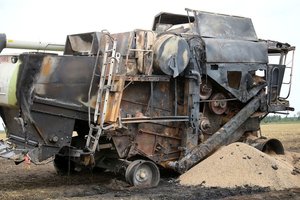 Laukuose liepsnoja žemės ūkio technika