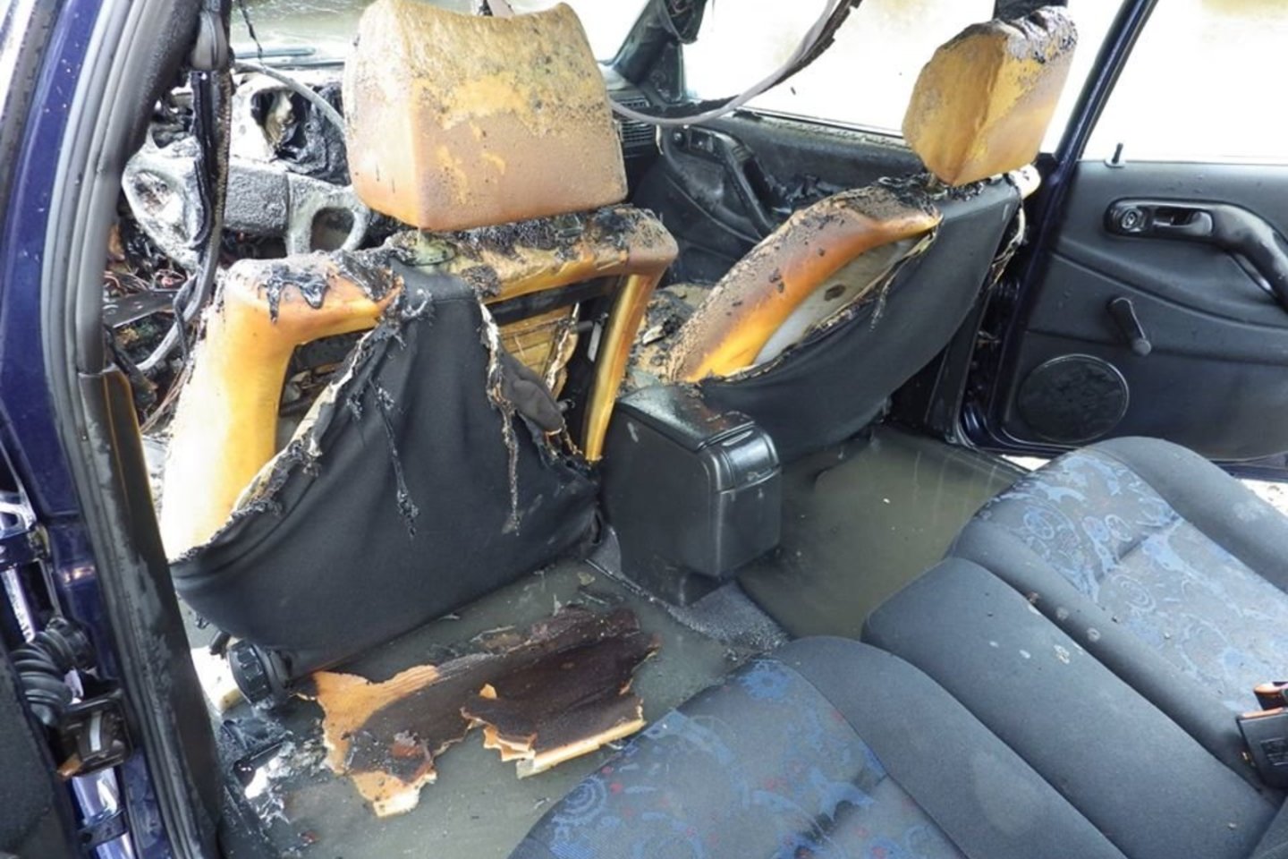  Molėtuose degė „VW Passat“, ugniagesiai perspėja, kad gesintuvas automobiliuose būtinas.<br> Facebook/Molėtų priešgaisrinė gelbėjimo tarnyba nuotr.