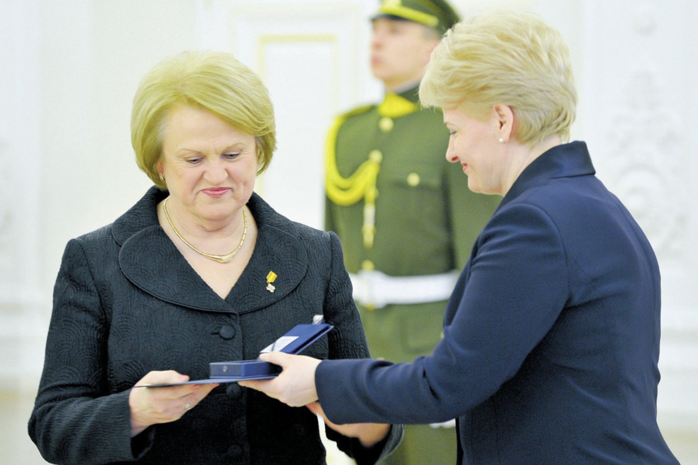 Kazimiera Prunskienė su prezidente Dalia Grybauskaite.<br> LR archyvo nuotr.