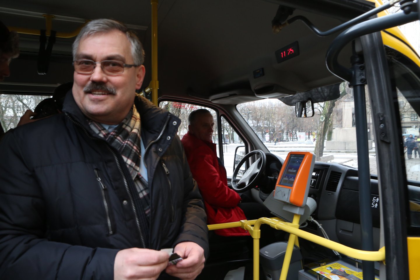 Kaip portalui lrytas.lt pasakojo „Kauno autobusų“ generalinis direktorius Mindaugas Grigelis, jau nuo praėjusios savaitės pabaigos Kauno autobusuose ir troleibusuose nebegalima įsigyti vienkartinių bilietėlių, o darbuotojai privalo dėvėti apsaugines veido kaukes.<br>M.Patašiaus nuotr.