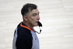 Saugumo priemonės – ne tik žaidėjams: dėl koronaviruso NBA atnaujino teisėjų švilpukus