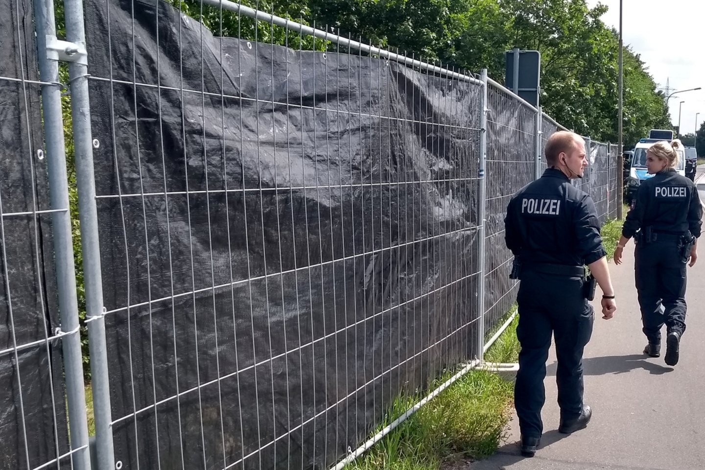   Vokietijos policija apieško sodo sklypą šiauriniame Hanoverio mieste, vykdydama tyrimą dėl mažametės britės Madeleine McCann dingimo.<br> Reuters/Scanpix nuotr.
