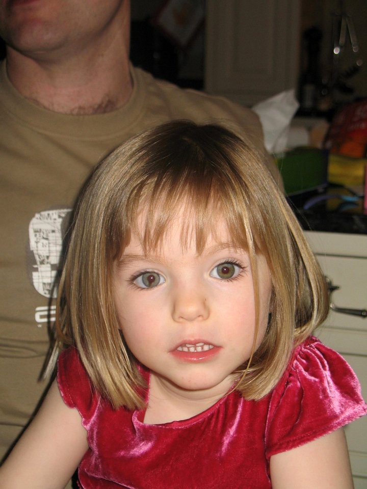  Britė mergaitė Madeleine, dar vadinama Maddie, dingo 2007 metų gegužės 3 dieną beveik prieš pat savo ketvirtąjį gimtadienį, kai tėvai, palikę ją miegančią viešbučio kambaryje, su draugais vakarieniavo šalimais esančiame restorane.  <br> AFP/Scanpix nuotr.