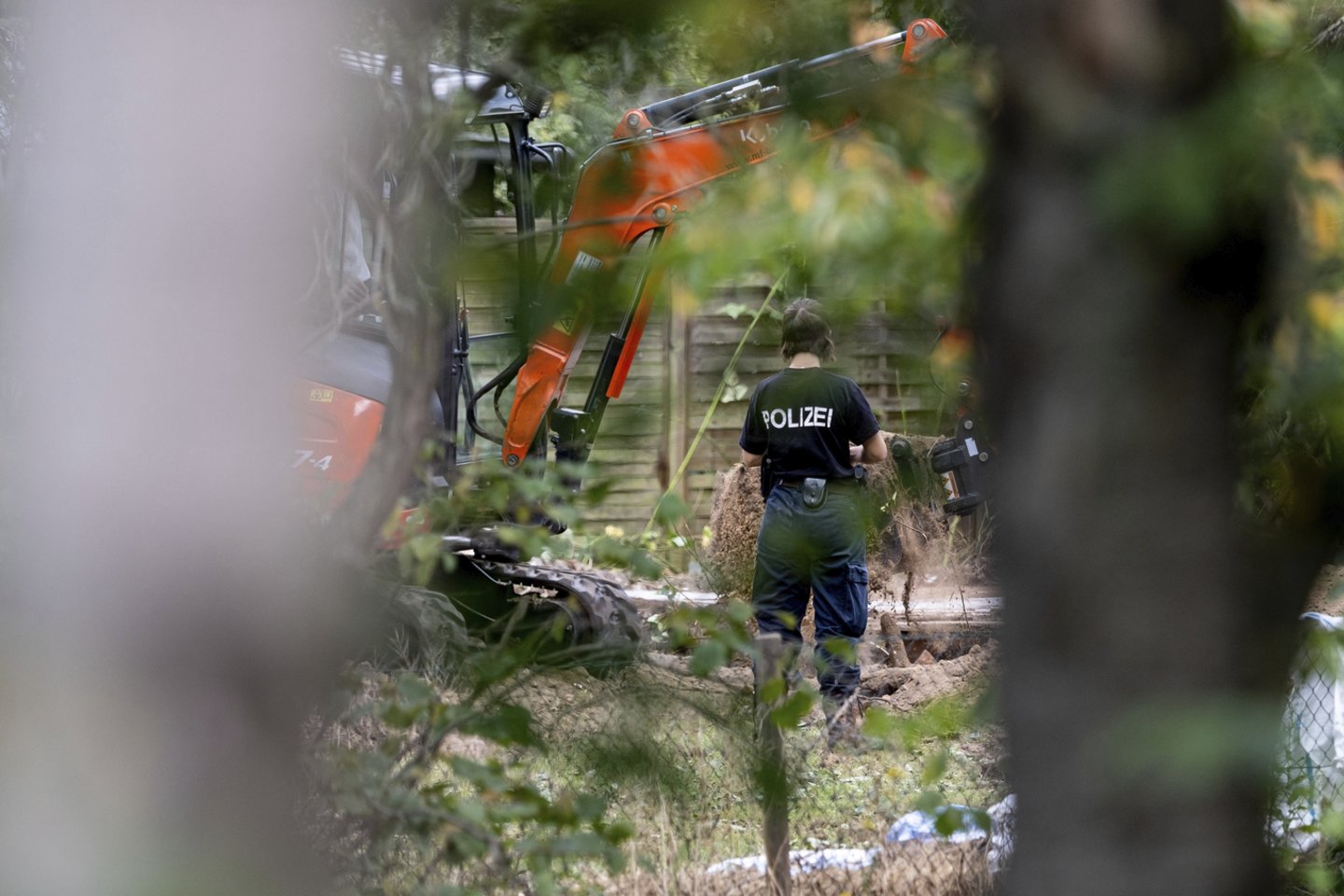  Vokietijos policija apieško sodo sklypą šiauriniame Hanoverio mieste, vykdydama tyrimą dėl mažametės britės Madeleine McCann dingimo.<br> AP/Scanpix nuotr.