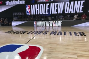 Tuščioje arenoje sezono atnaujinimą pasitinkanti NBA atskleidė, kas laukia namuose likusių žiūrovų