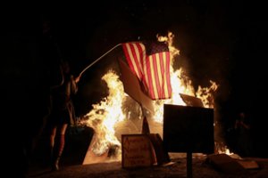 Įtampa JAV auga: baiminamasi, kad dažnėjantys susirėmimai prives prie „karo padėties įvedimo“