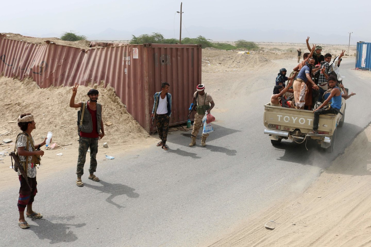 Jemeno separatistai trečiadienį atsisakė savo deklaracijos dėl savivaldos šalies pietuose ir įsipareigojo įgyvendinti stringantį taikos su vyriausybe procesą, tarpininkaujant Saudo Arabijai, pareiškė vienas pietiečių atstovas.<br>AFP/Scanpix nuotr.