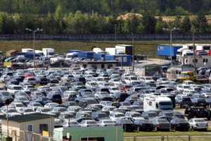 Atskleidė, kurie automobiliai perkamiausi, įvedus automobilių registracijos mokestį