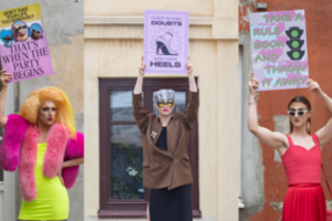 Artėjančio Alen Chicco koncerto proga – „queer“ kūrėjai į gatves išėjo su plakatais: siuntė žinią