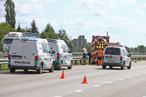 Šiaulių pašonėje per avariją žuvo motociklininkas, į ligoninę išgabentas sužalotas kelininkas