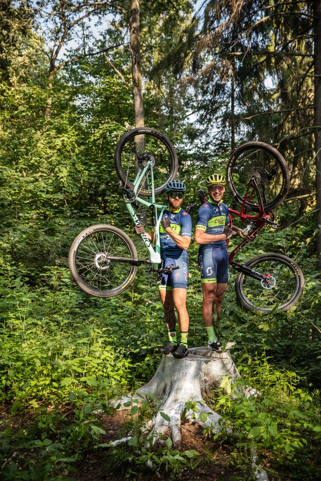 Arnoldas Valiauga ir Eimantas Gudiškis mins dviračių dakaru vadinamos „Epic“ serijos Šveicarijos etape.<br> G.Kropio nuotr.