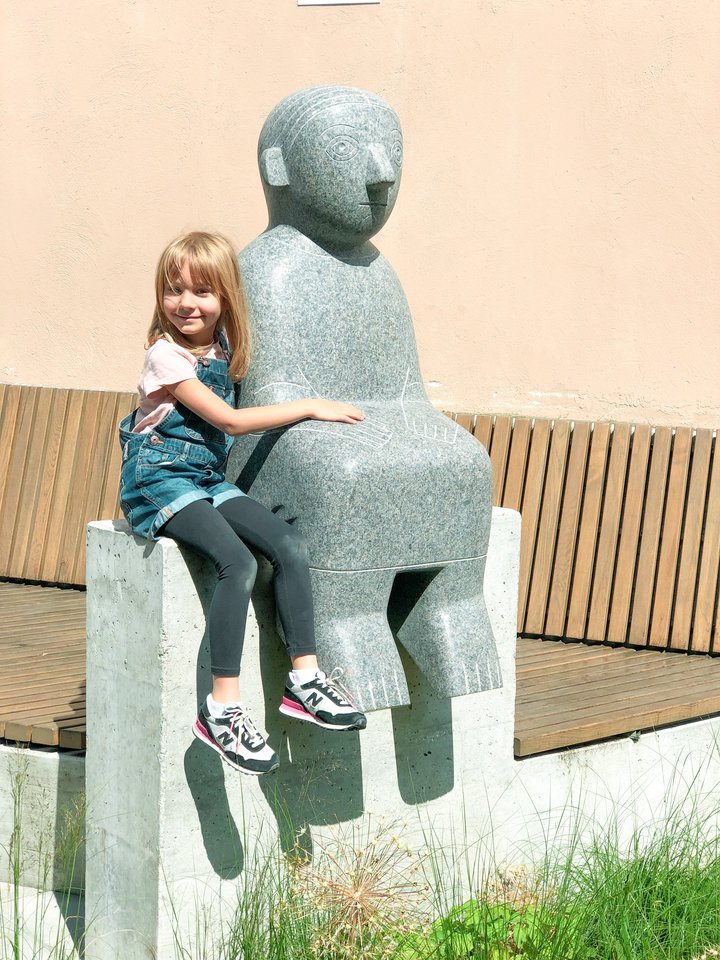 Evelina besilankydama Lietuvoje nufotografavo dukrą su šia K.Jaroševaitės skulptūra „Sėdinti“ ir labai nustebo sulaukusi MO muziejaus pasiūlymo parašyti tekstą apie ją.<br> Asmeninio archyvo nuotr.