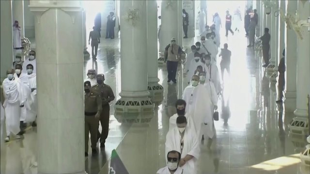 Saudo Arabijoje prasideda hadžas: apeigose dalyvaus tūkstančiai, bet tikintieji sako viruso nebijantys