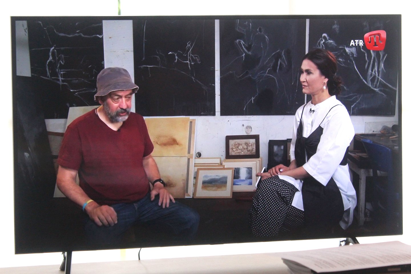  Kijeve duodamas interviu žymiai kultūros žurnalistei tapybos ciklą „Svetimi namai“ M.Vaisbergas pavadino vienu svarbiausių savo darbų.<br>Televizijos laidos nuotrauka