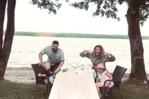 Zvonkų vestuvių metinės: karališka vakarienė ir tradicinė fotosesija