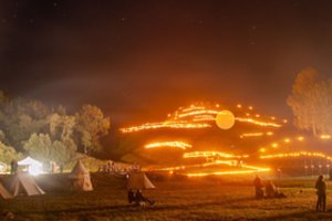 Vienas gražiausių Lietuvos piliakalnių nušvis 2 tūkst. žvakių ir išskirtinėmis projekcijomis