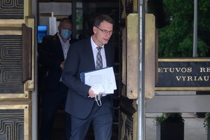 Besilaukianti moteris šokiruota: jos vyrui Vyriausybė neleido atvykti į Lietuvą