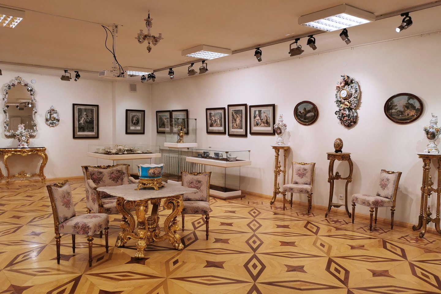 Greta porceliano dirbinių eksponuojami LNDM grafikos ir tapybos XVII–XIX a. kūriniai bei manieringi baldų komplektai paryškina dailės epochų bendrą vaizdą.<br>Laikrodžių muziejaus (E. Rumbutytės-Šimienės) nuotr.