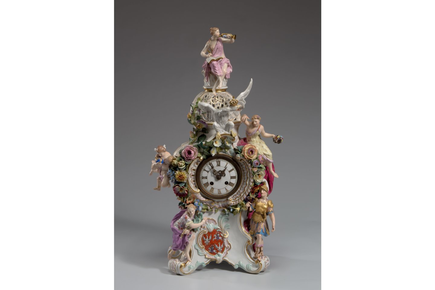 Porcelianinis rokoko stiliaus laikrodis papuoštas Abiejų Tautų Respublikos herbu. Pagamintas Meiseno porceliano manufaktūroje 1850–1924 m.<br>LDM nuotr.