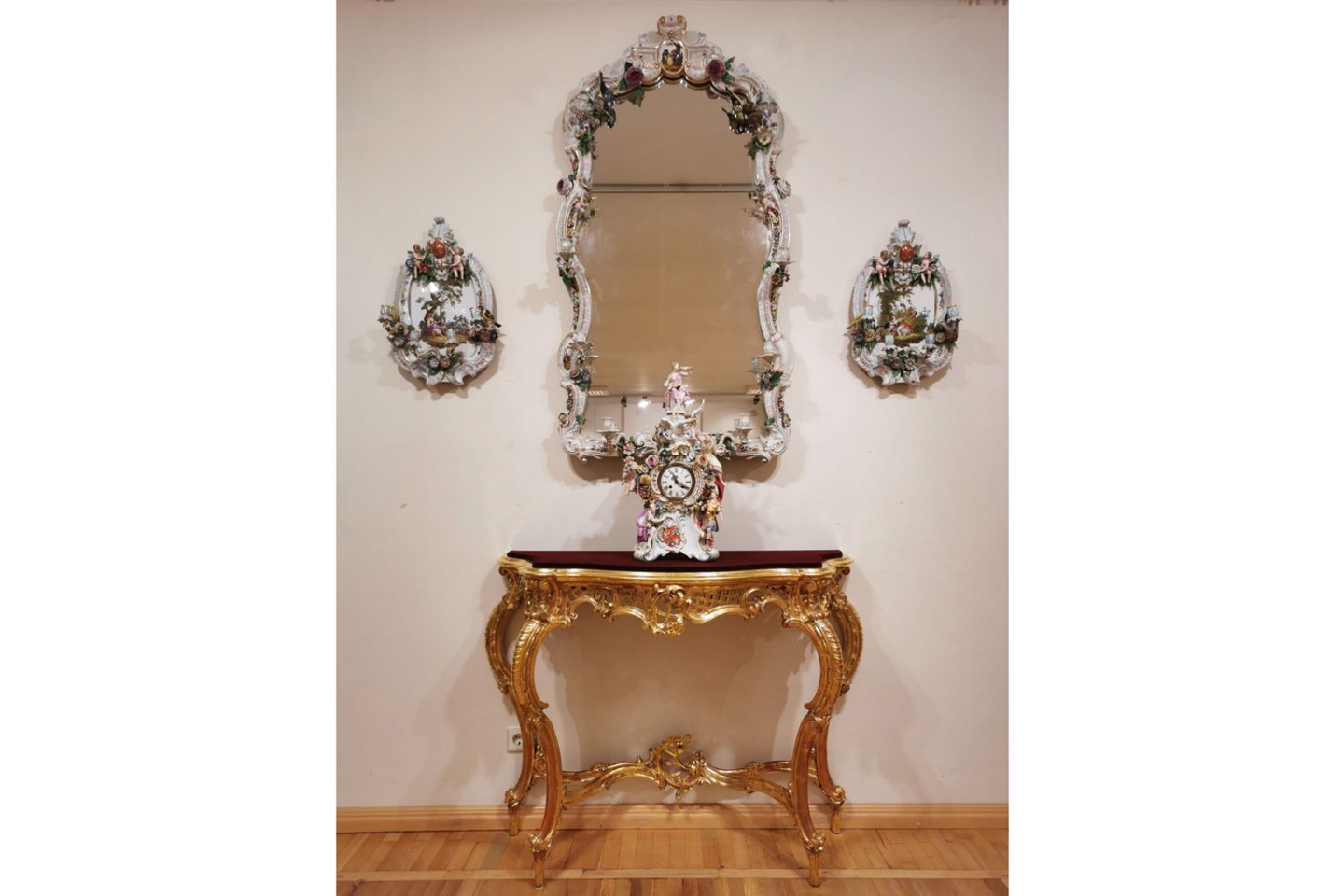 Greta porceliano dirbinių eksponuojami LNDM grafikos ir tapybos XVII–XIX a. kūriniai bei manieringi baldų komplektai paryškina dailės epochų bendrą vaizdą.<br>Laikrodžių muziejaus (E. Rumbutytės-Šimienės) nuotr.