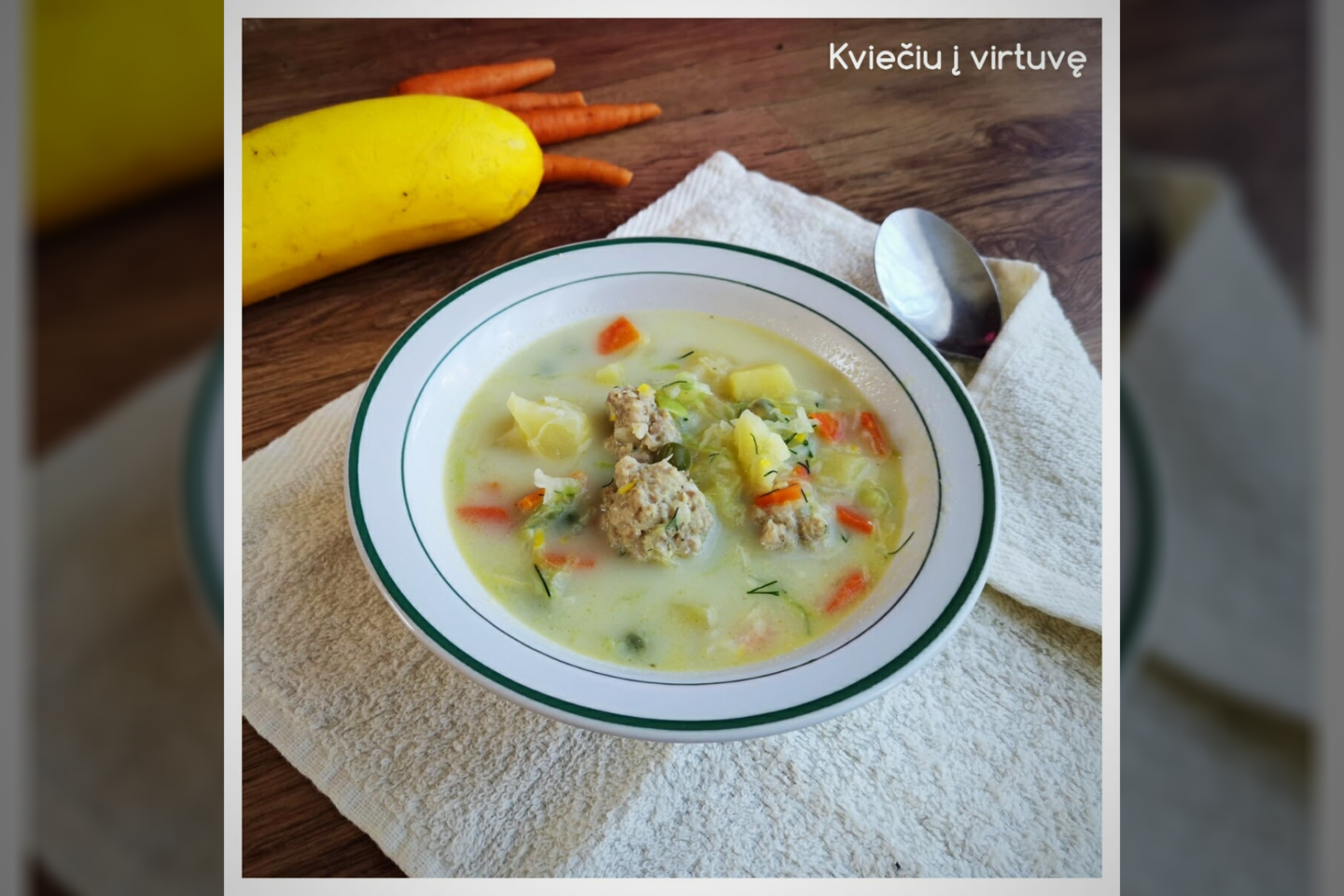 Daržovių sriuba su lydytu sūreliu ir mėsos kukuliais.<br>Nuotr. iš „Kviečiu į virtuvę“.