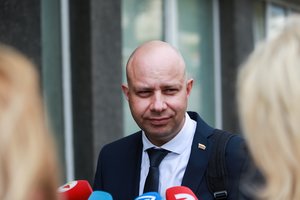 Apie tolesnius žingsnius po kaukių grąžinimo užsiminęs A. Veryga: gali būti taikomas ir lokalus karantinas