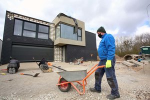 Drastiškai smukusi būsto rinka kainų neįšaldė – pirkėjai mokėjo dar daugiau