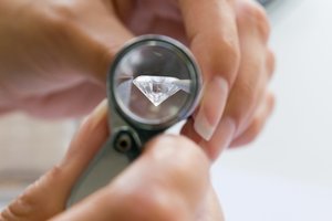 Pirko deimantą už 15 tūkst. eurų – nusipirko stikliuką: specialistai pataria, kaip neapsigauti