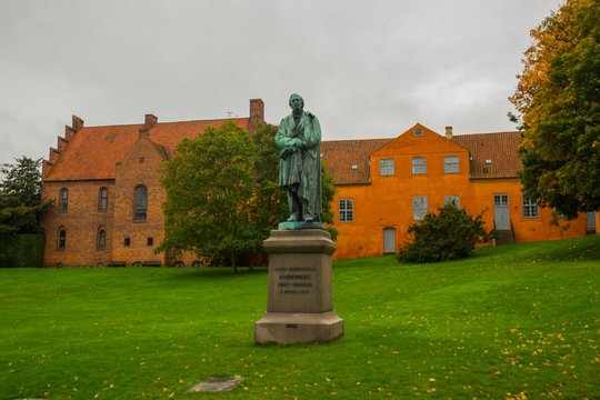 1875 m. mirė danų poetas, rašytojas, klasikinės literatūrinės pasakos tėvas Hansas Christianas Andersenas (70 m.).<br>123rf