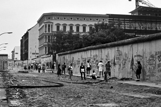 1961 m. Sovietų sąjungos ir Vokietijos Demokratinės Respublikos valdžia užtvėrė visus kelius tarp Rytų ir Vakarų Berlyno ir pastatė Berlyno sieną.<br>V.Ščiavinsko nuotr.