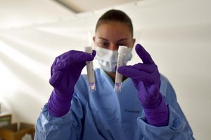 Koronavirusas trauktis net neketina: skaičiams kylant į viršų įspėjo dėl padarinių